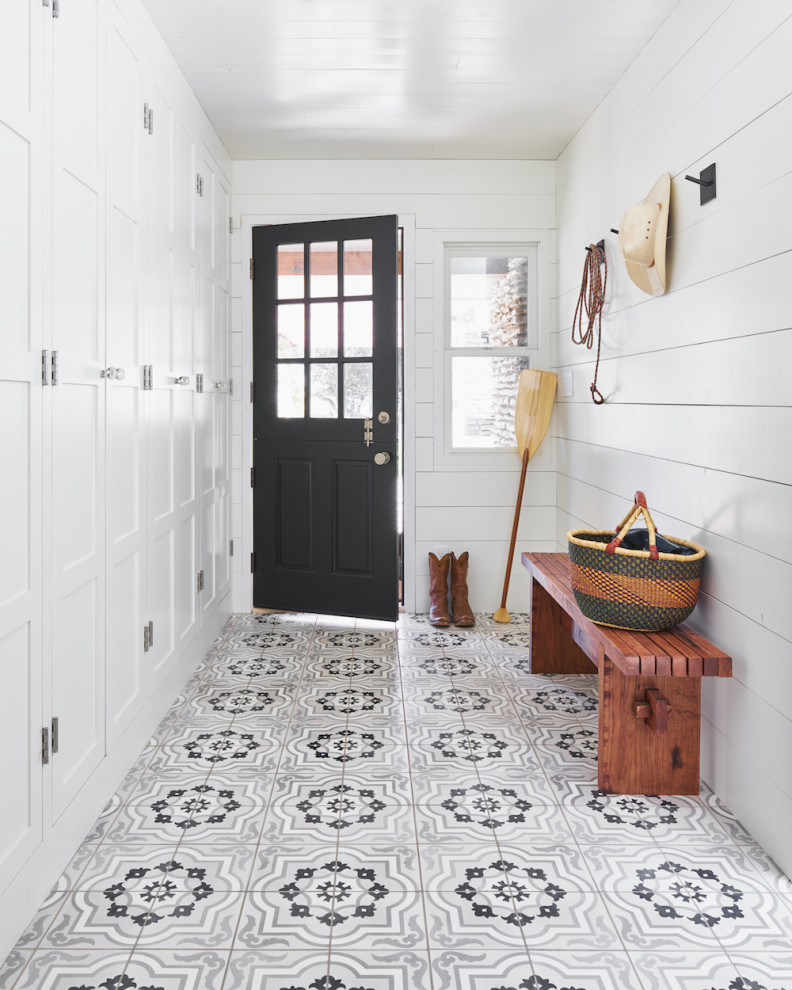 Exempel på en mellanstor lantlig entré, med vita väggar, klinkergolv i keramik och lila golv