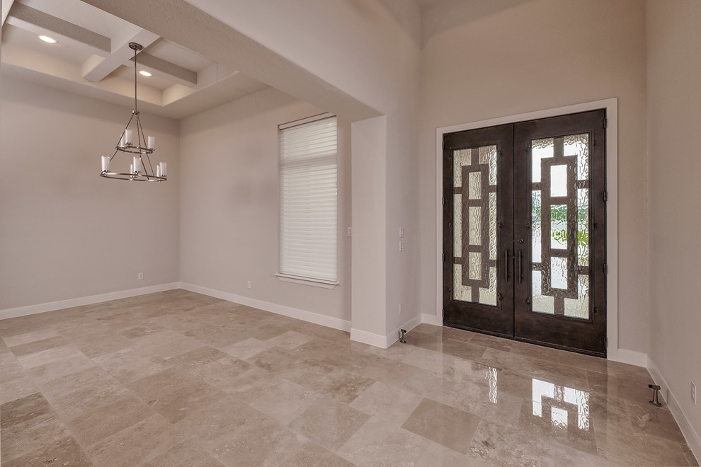 Mittelgroße Klassische Haustür mit beiger Wandfarbe, Marmorboden, Doppeltür, Haustür aus Metall und beigem Boden in Austin