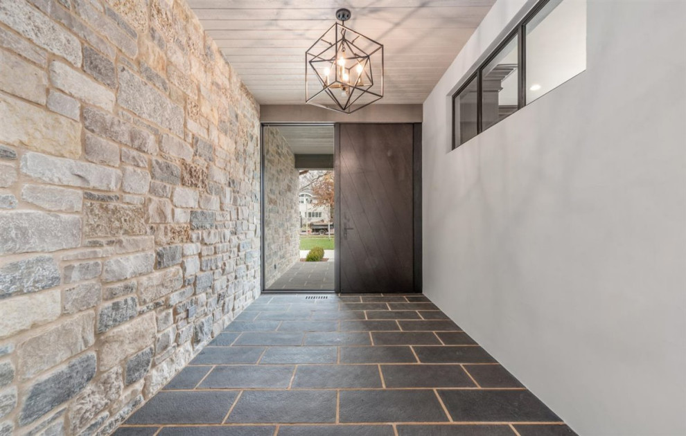 Idee per un ingresso chic di medie dimensioni con pareti bianche, pavimento in ardesia, una porta a pivot, una porta in legno scuro, pavimento grigio e soffitto in legno