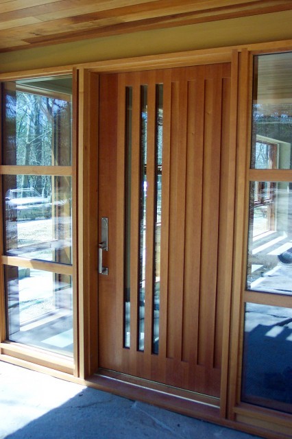 Idée de décoration pour une porte d'entrée chalet avec une porte simple et une porte en bois brun.