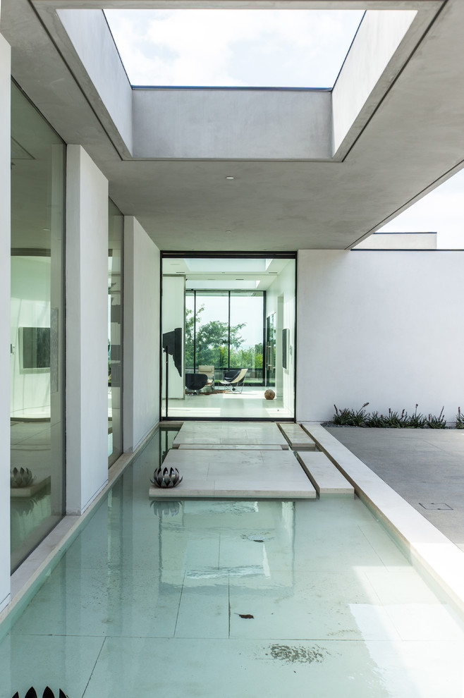 Geräumige Moderne Haustür mit weißer Wandfarbe, Porzellan-Bodenfliesen, Drehtür und Haustür aus Glas in Los Angeles