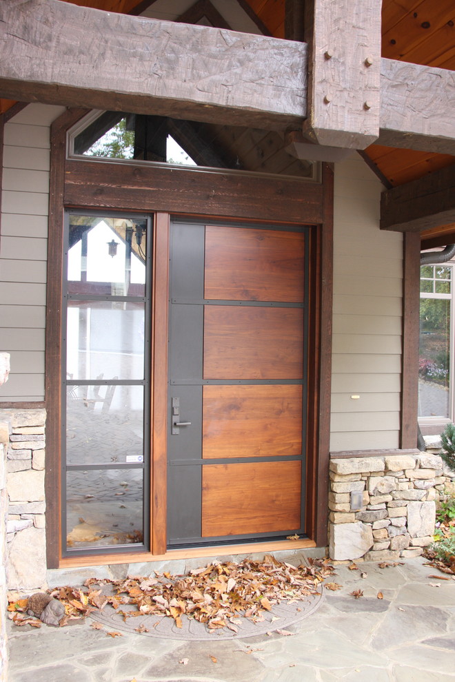 Aménagement d'une porte d'entrée contemporaine avec une porte métallisée.