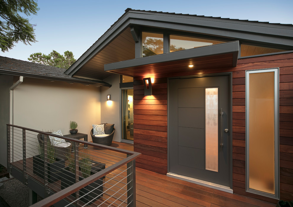 Mittelgroße Moderne Haustür mit brauner Wandfarbe, dunklem Holzboden, Einzeltür, grauer Haustür und braunem Boden in Santa Barbara