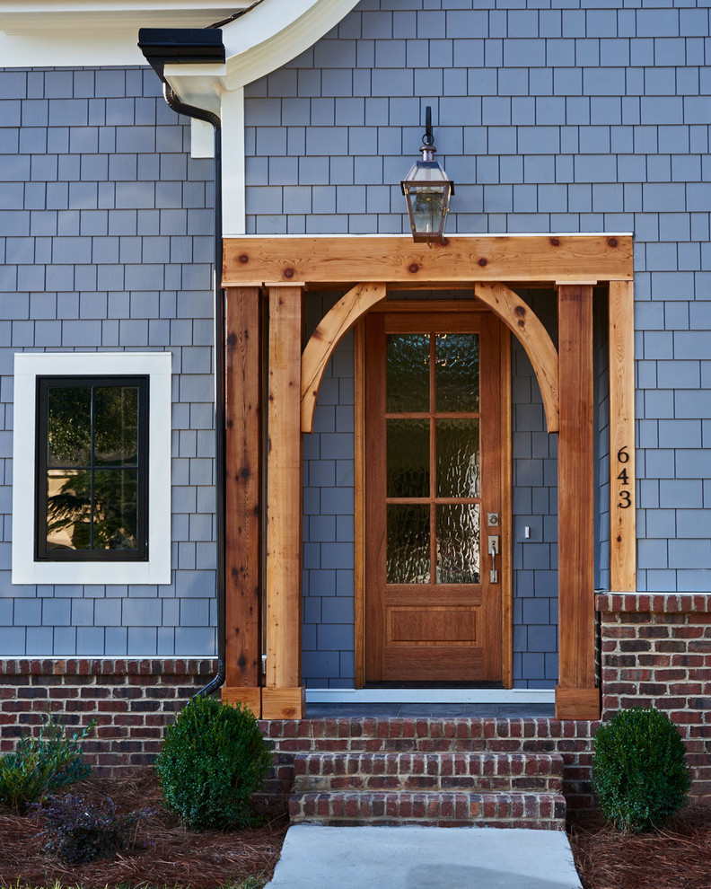 Imagen de puerta principal clásica de tamaño medio con puerta simple y puerta de madera en tonos medios