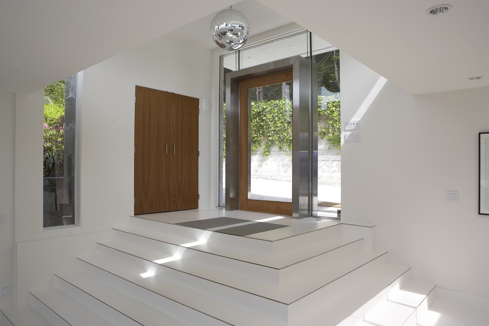 На фото: прихожая в стиле модернизм с одностворчатой входной дверью и стеклянной входной дверью с