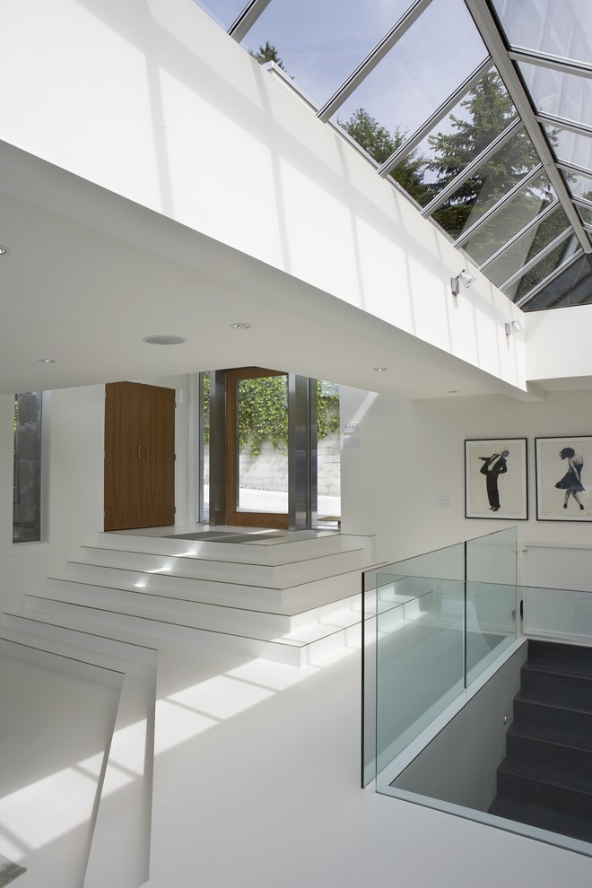 Imagen de entrada minimalista con paredes blancas y suelo blanco