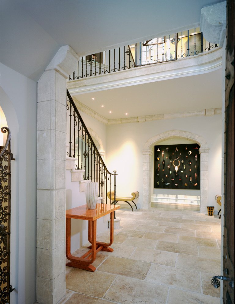 Cette image montre un hall d'entrée traditionnel avec un mur beige.