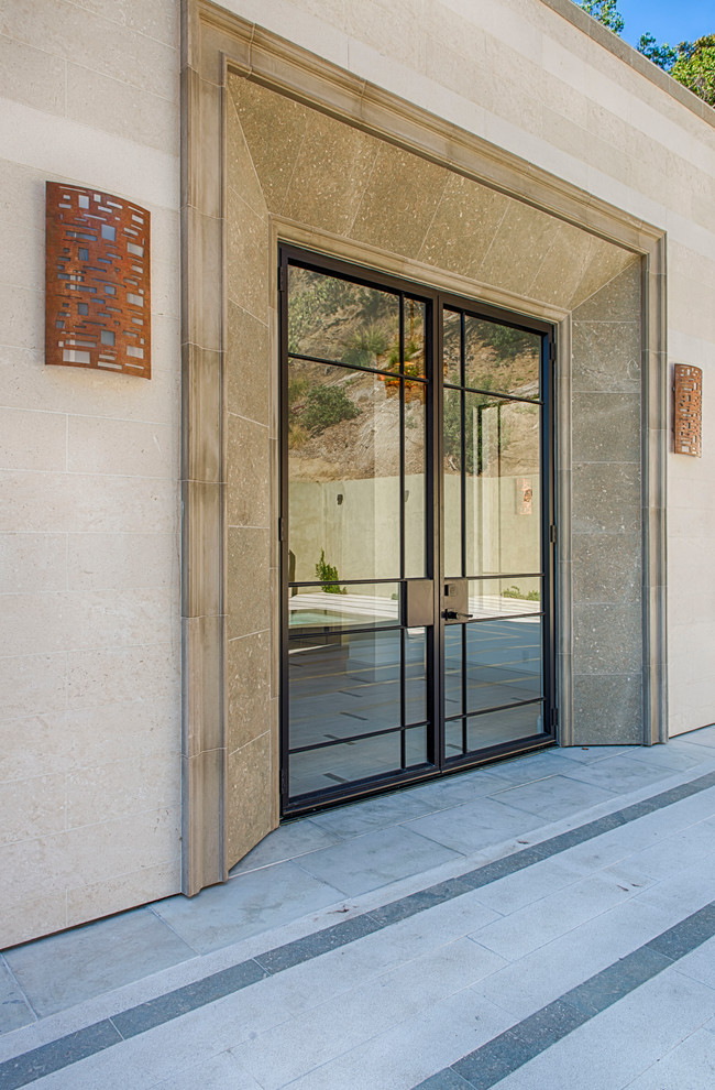 Diseño de puerta principal tradicional renovada grande con suelo de cemento, puerta doble, puerta de vidrio y suelo gris