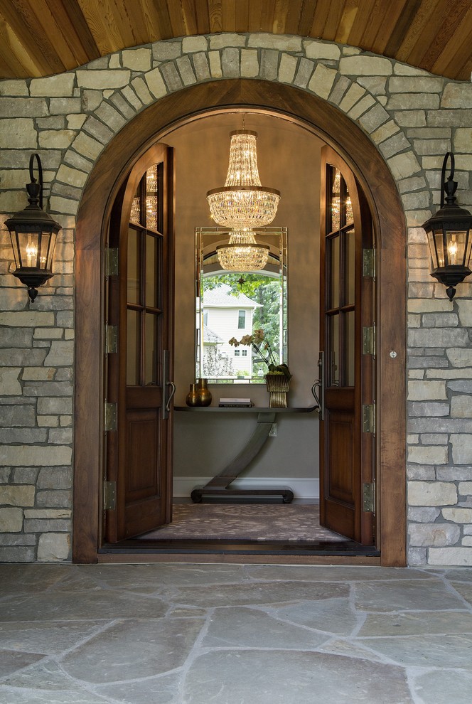 Ispirazione per una porta d'ingresso tradizionale con una porta a due ante e una porta in vetro