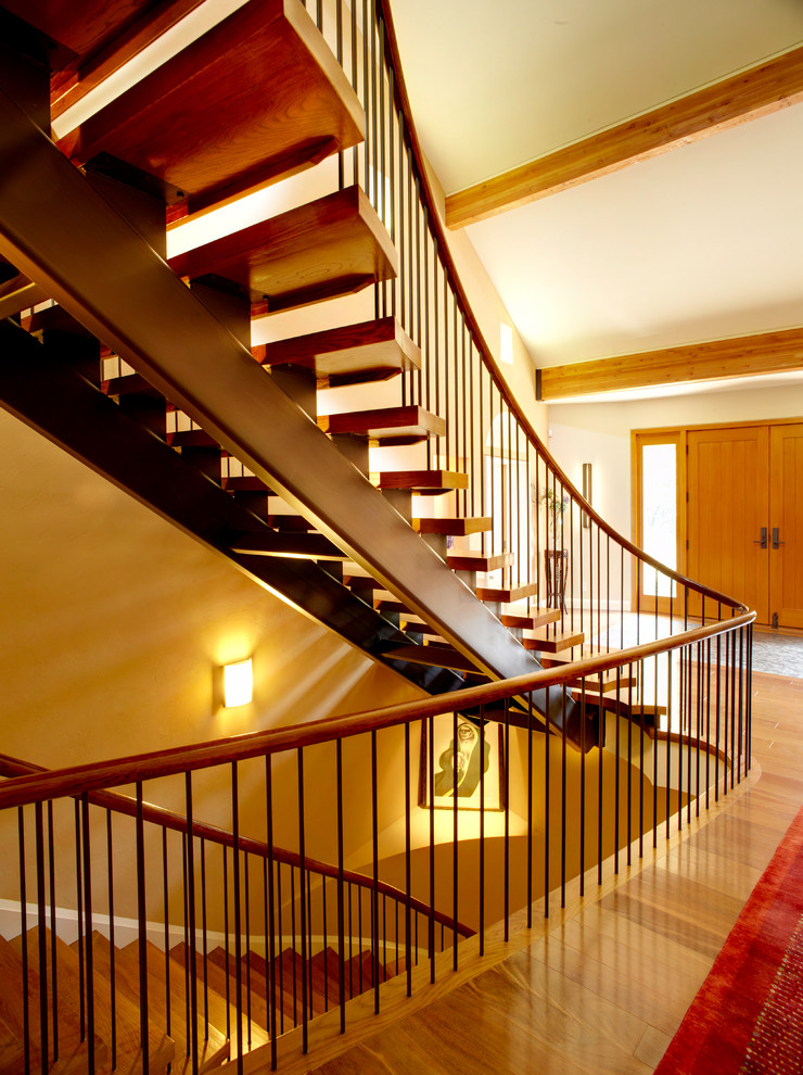 На фото: огромная лестница в современном стиле с