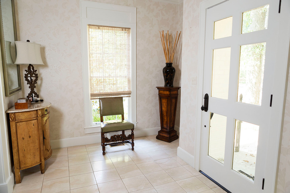 Idéer för en liten klassisk farstu, med marmorgolv, en enkeldörr och en vit dörr