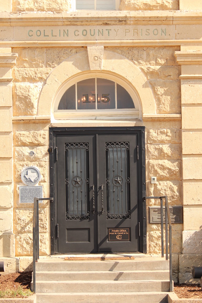 Foto di una porta d'ingresso vittoriana con una porta a due ante