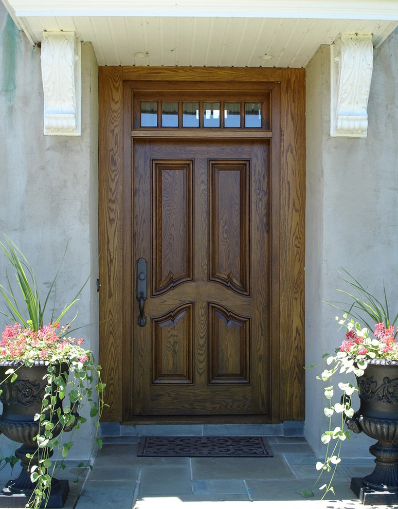 Immagine di un ingresso o corridoio chic con pareti beige, una porta in legno chiaro e una porta singola