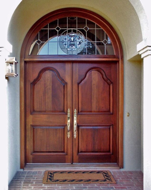 Immagine di un ingresso o corridoio chic con pareti beige, una porta a due ante e una porta in legno chiaro