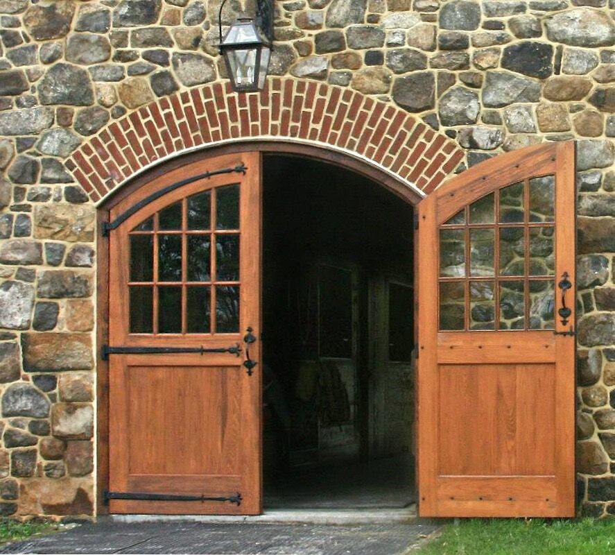 Foto de puerta principal tradicional con puerta simple y puerta de madera oscura