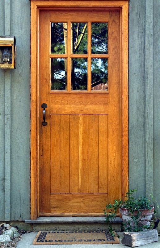 Exempel på en rustik ingång och ytterdörr, med en enkeldörr och mörk trädörr