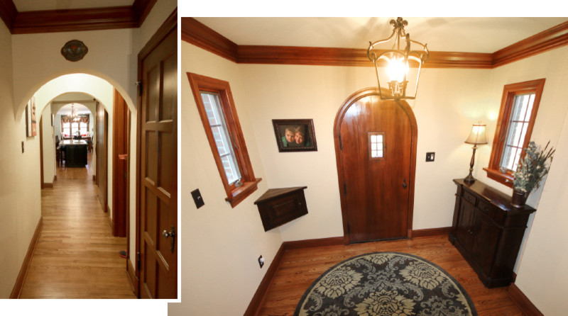 Kleine Moderne Haustür mit brauner Wandfarbe, hellem Holzboden, Einzeltür, hellbrauner Holzhaustür und braunem Boden in St. Louis