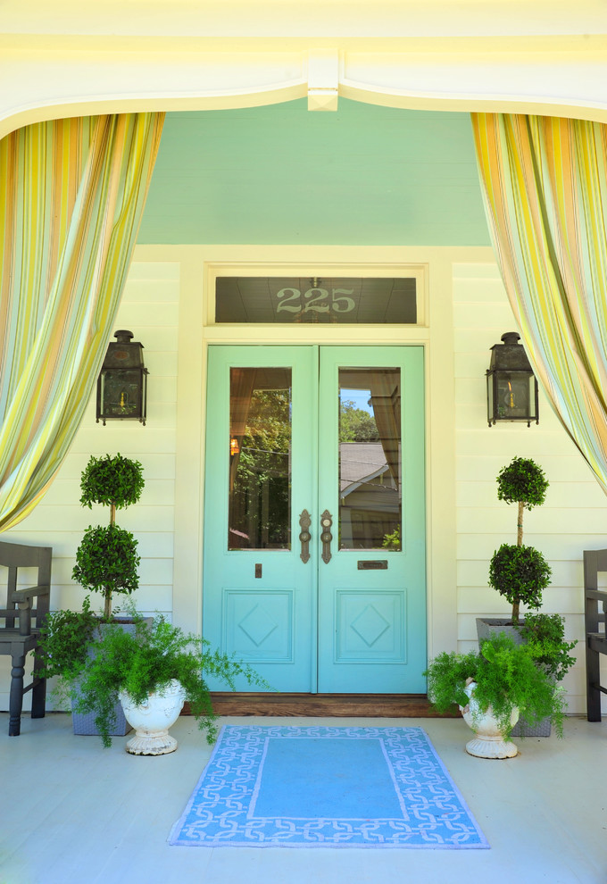 Modelo de puerta principal de estilo de casa de campo con puerta doble y puerta azul