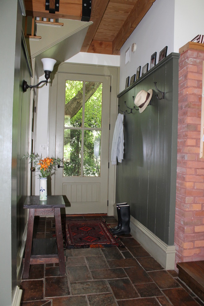 Bild på en mellanstor vintage hall, med bruna väggar, klinkergolv i terrakotta och en enkeldörr