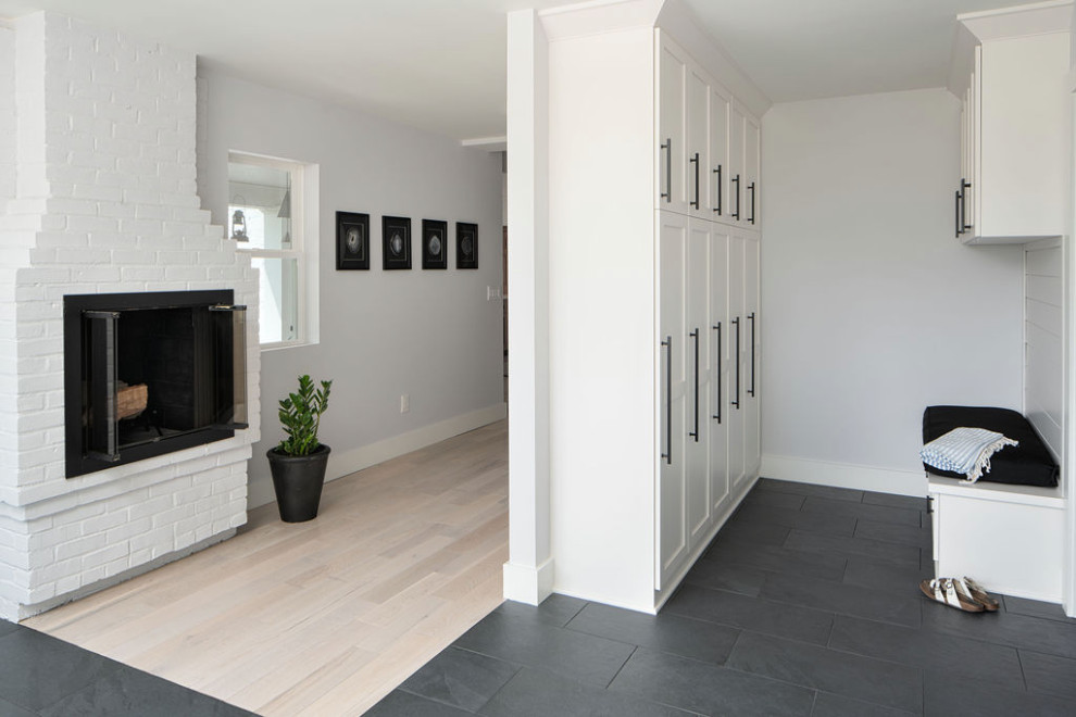Ispirazione per un ingresso o corridoio chic con pareti grigie, una porta olandese e pavimento grigio