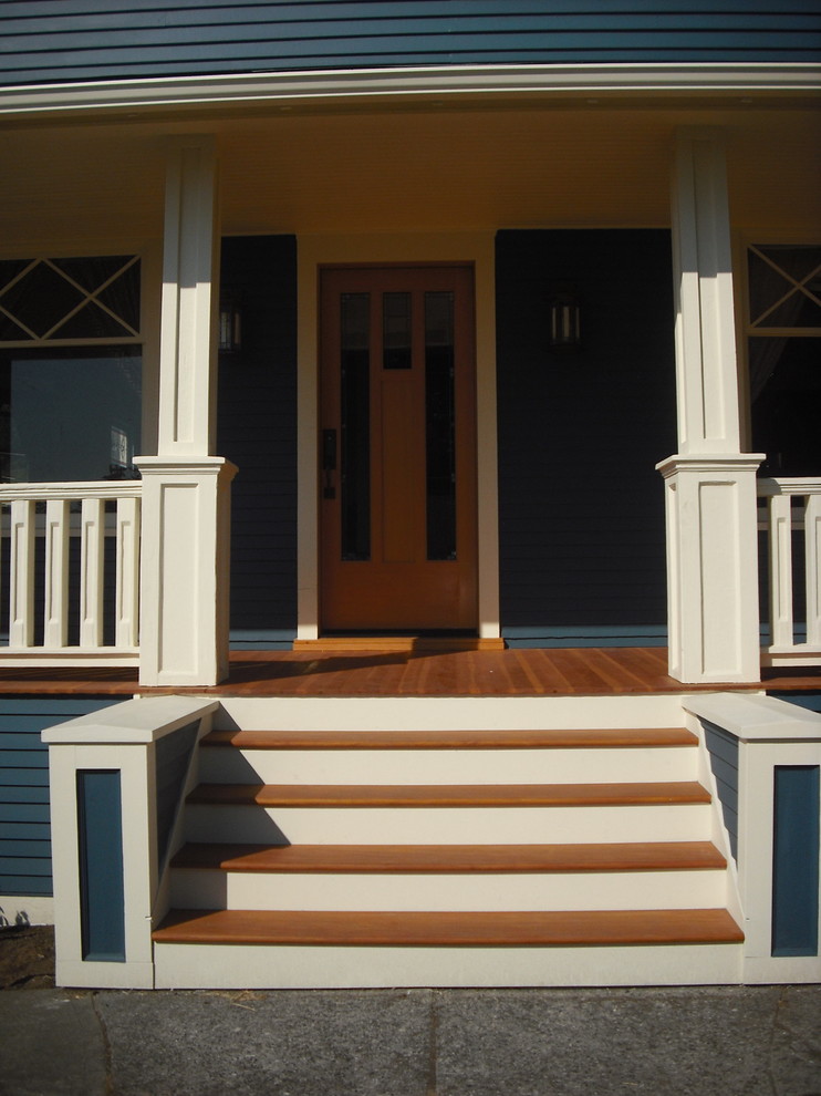 Cette image montre une grande porte d'entrée craftsman avec un mur bleu, parquet clair, une porte simple et une porte marron.