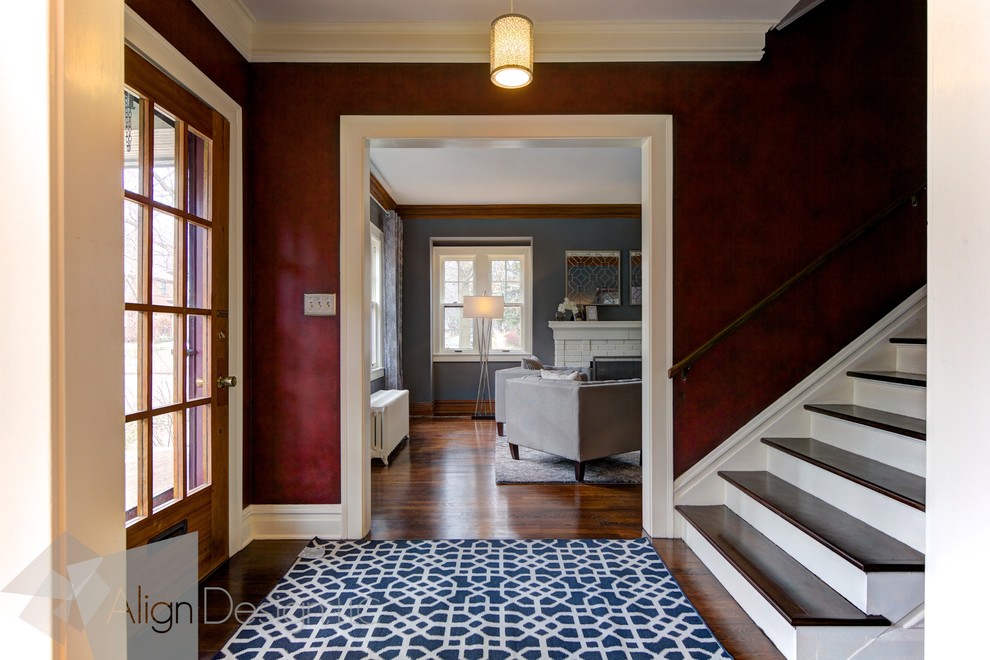 Ispirazione per un piccolo ingresso o corridoio chic con pareti rosse, pavimento in legno massello medio e una porta singola