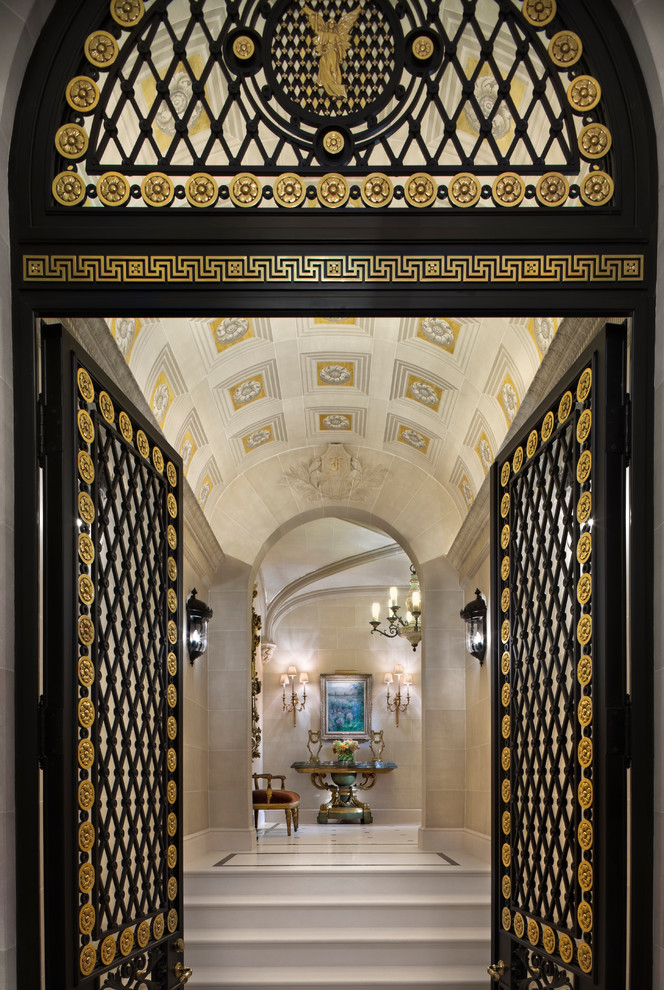 Geräumiger Klassischer Eingang mit beiger Wandfarbe, Marmorboden, Doppeltür und Haustür aus Metall in New York