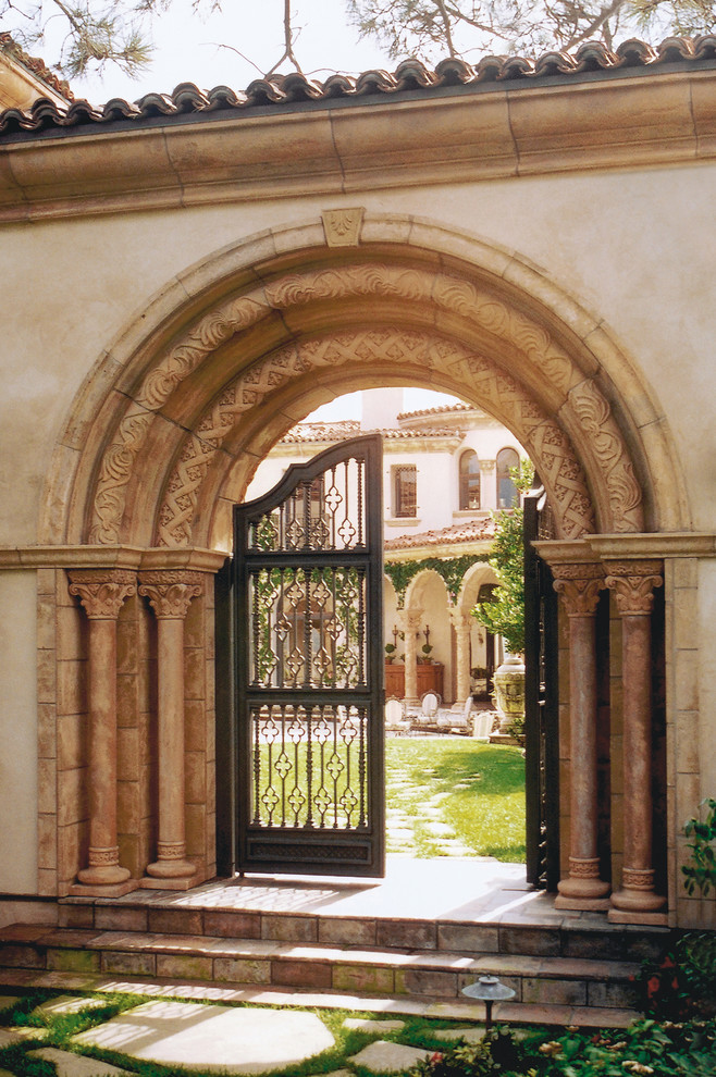 Ispirazione per una grande porta d'ingresso classica con pareti beige, una porta a due ante e una porta in metallo