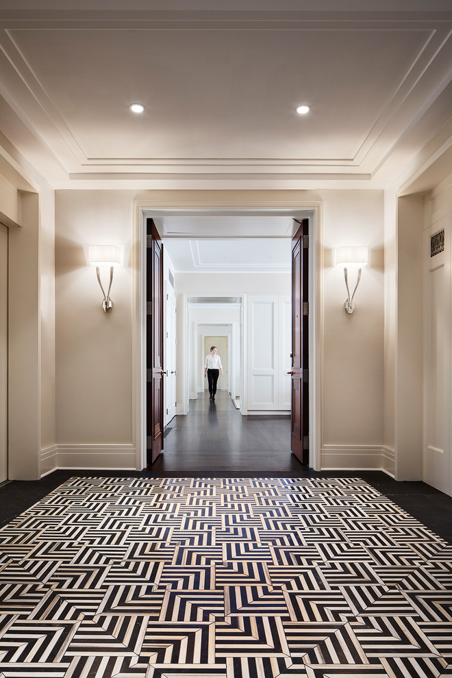 Ispirazione per un ingresso con vestibolo contemporaneo di medie dimensioni con pareti beige, pavimento in marmo, una porta a due ante, una porta in legno scuro e pavimento nero