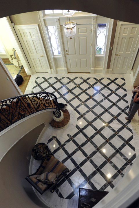 Großes Klassisches Foyer mit beiger Wandfarbe, Marmorboden, Einzeltür und weißer Haustür in Sonstige