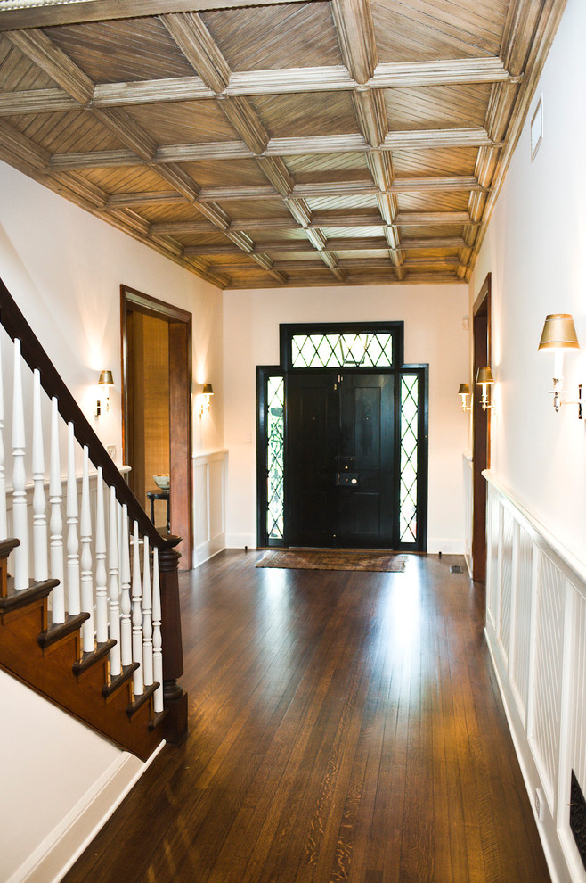 Esempio di un ingresso o corridoio tradizionale con una porta a due ante e una porta nera