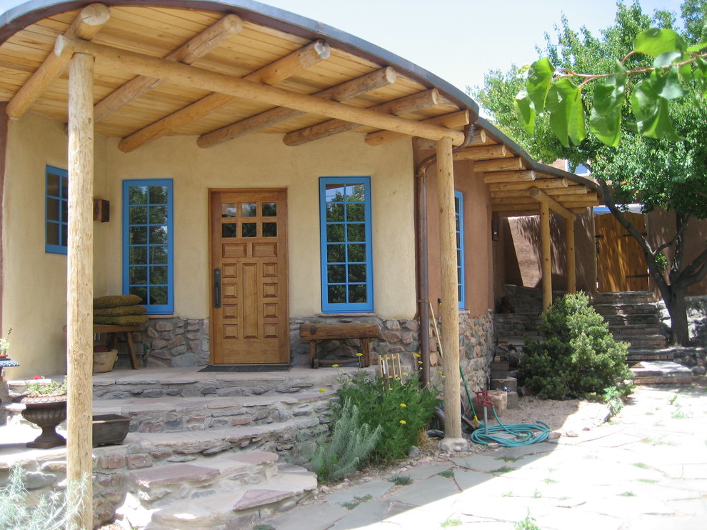 Kleine Mediterrane Haustür mit Einzeltür und hellbrauner Holzhaustür in Albuquerque