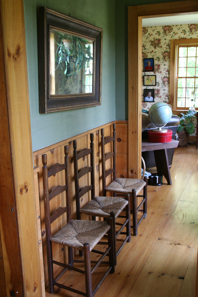 Ejemplo de entrada campestre con paredes beige y suelo de madera clara