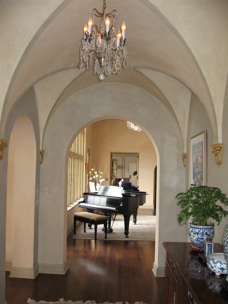 Foto di un ingresso o corridoio tradizionale con pareti beige e parquet scuro