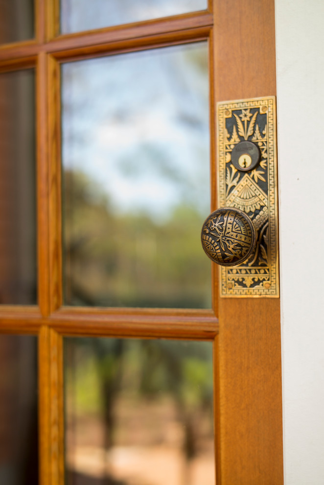 Imagen de puerta principal tradicional de tamaño medio con paredes beige, puerta simple y puerta de vidrio