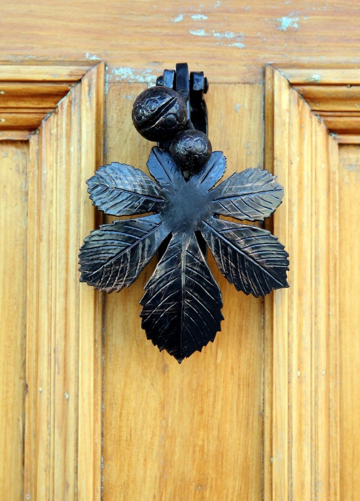 Пример оригинального дизайна: прихожая в стиле фьюжн с одностворчатой входной дверью и входной дверью из светлого дерева