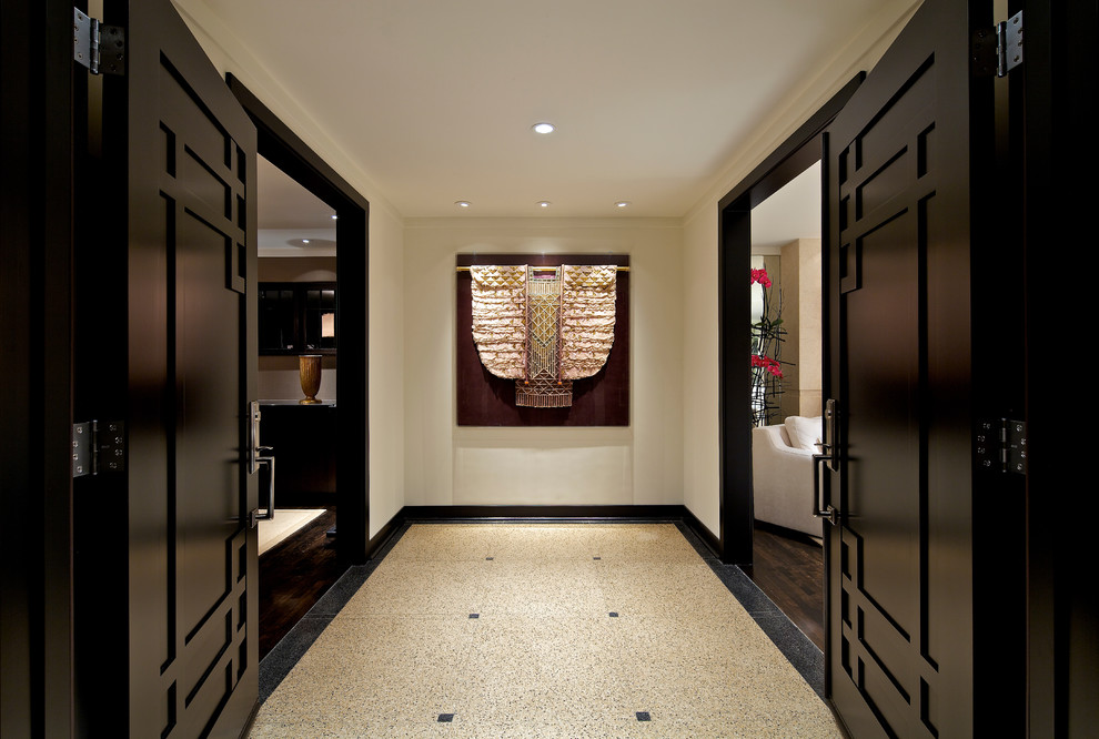 Mittelgroßes Asiatisches Foyer mit beiger Wandfarbe, Doppeltür und dunkler Holzhaustür in San Diego