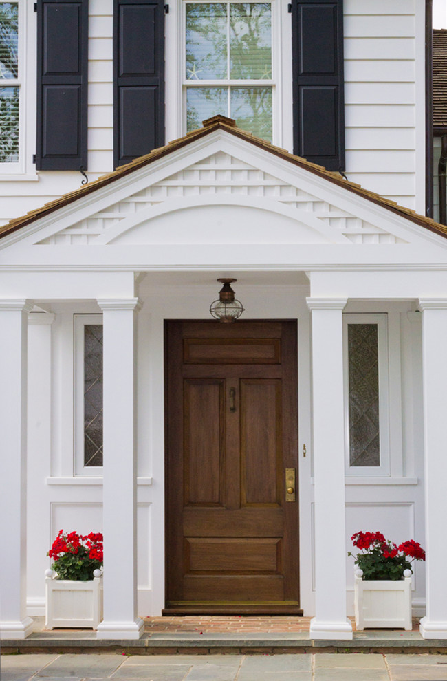 Große Klassische Haustür mit Einzeltür und dunkler Holzhaustür in New York