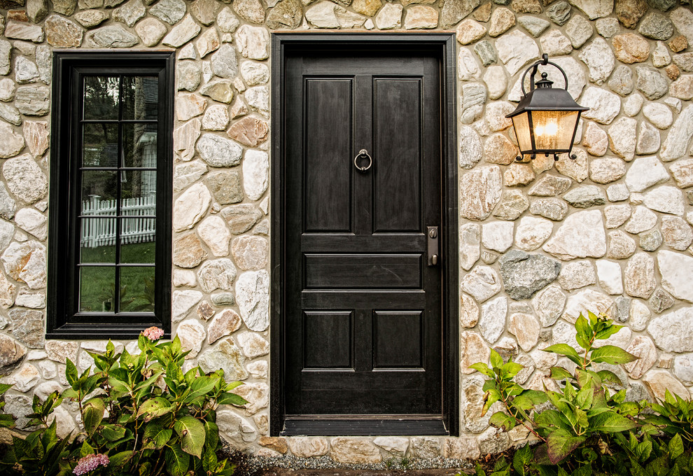 Foto di una porta d'ingresso classica con una porta singola e una porta nera
