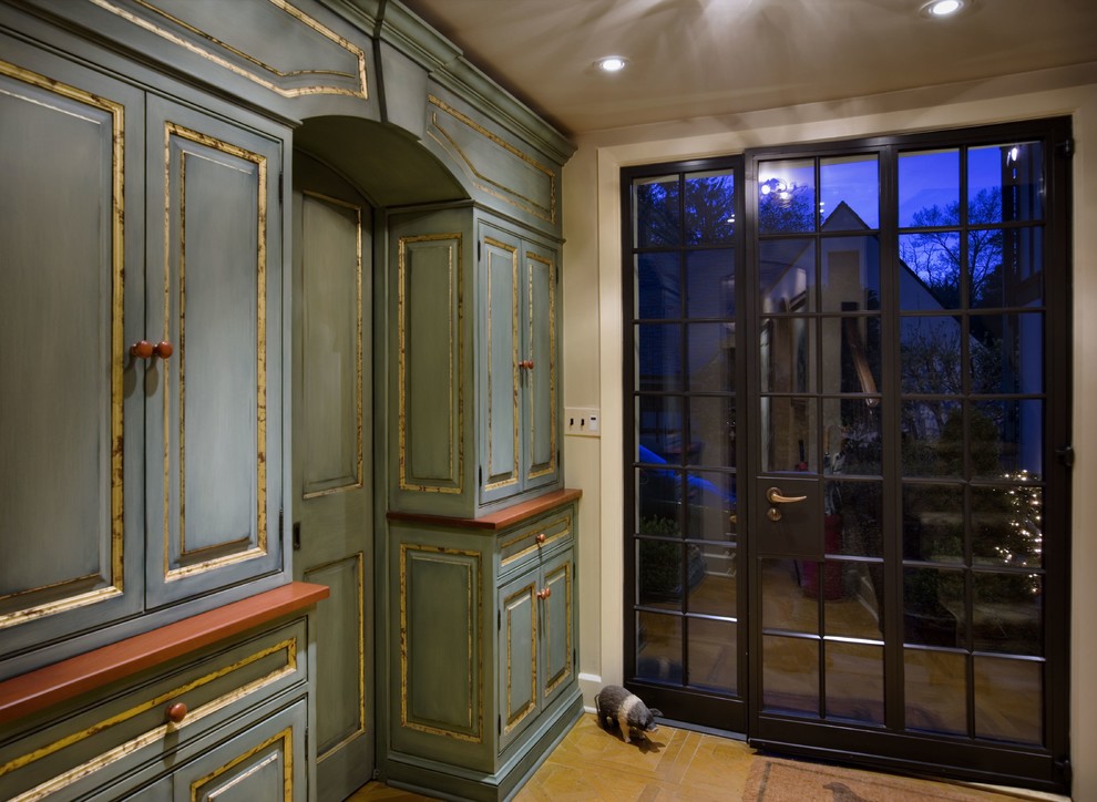 Diseño de vestíbulo posterior clásico pequeño con paredes beige, suelo de travertino, puerta simple, puerta negra y suelo naranja