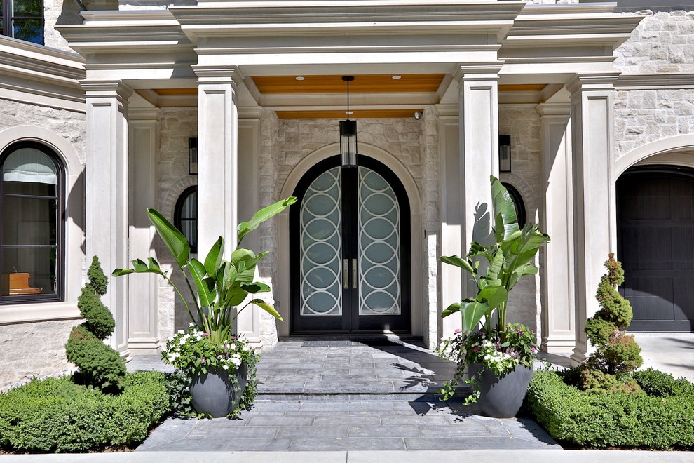 Imagen de puerta principal tradicional renovada grande con paredes blancas, suelo de granito, puerta doble, puerta negra y suelo negro