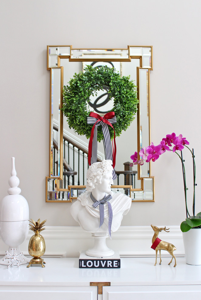 Example of a trendy entryway design in Toronto