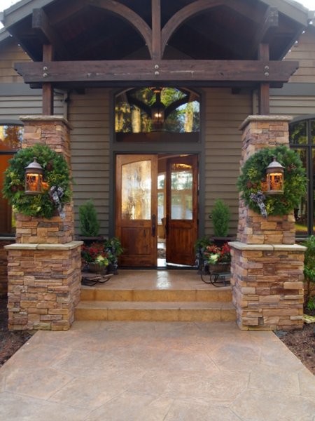 Inspiration for a traditional entrance in Portland.