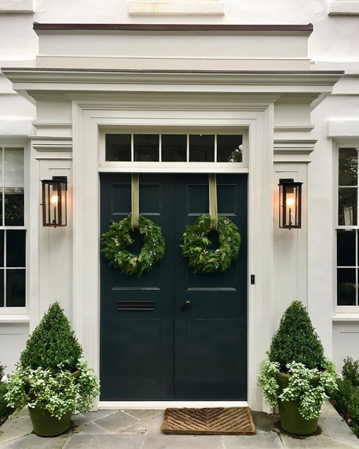 Идея дизайна: входная дверь среднего размера в стиле неоклассика (современная классика) с белыми стенами, полом из сланца, двустворчатой входной дверью, синей входной дверью и серым полом