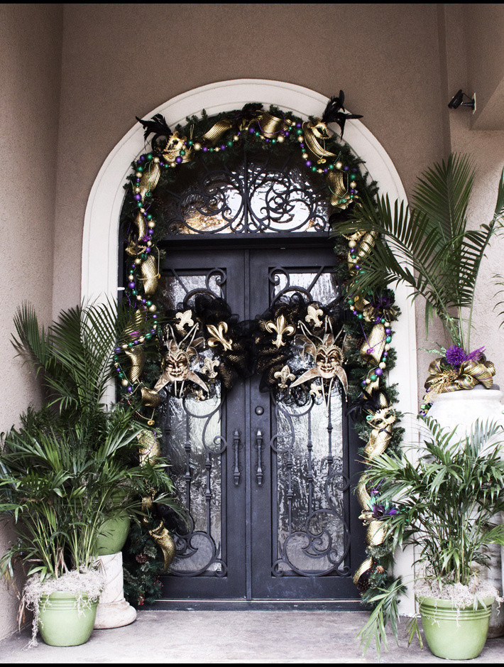 Example of a classic entryway design in Other