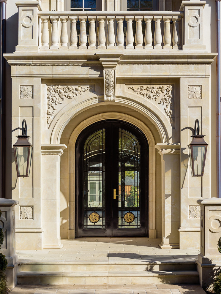 Idee per una grande porta d'ingresso classica con pareti beige, pavimento in pietra calcarea, una porta a due ante, una porta in metallo e pavimento beige
