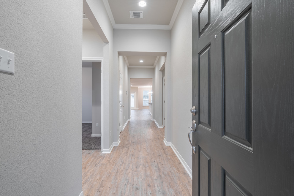 Mittelgroße Klassische Haustür mit grauer Wandfarbe, Vinylboden, Drehtür, dunkler Holzhaustür und beigem Boden in Austin