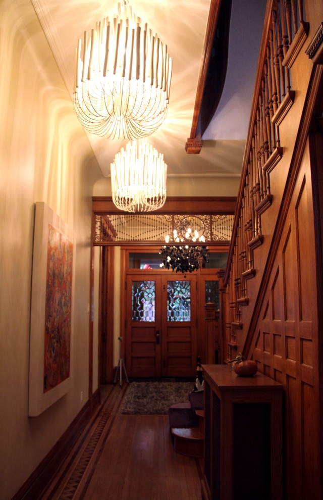 Пример оригинального дизайна: узкая прихожая среднего размера в стиле неоклассика (современная классика) с бежевыми стенами, паркетным полом среднего тона, двустворчатой входной дверью и входной дверью из дерева среднего тона