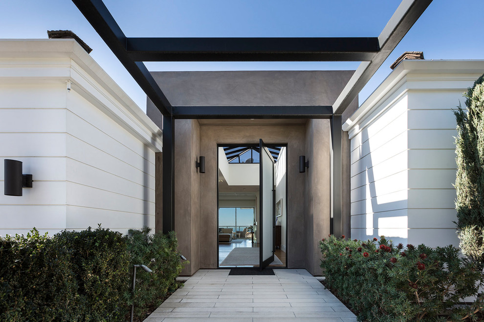 Idées déco pour une porte d'entrée contemporaine avec un mur gris, une porte pivot, une porte en verre et un sol gris.
