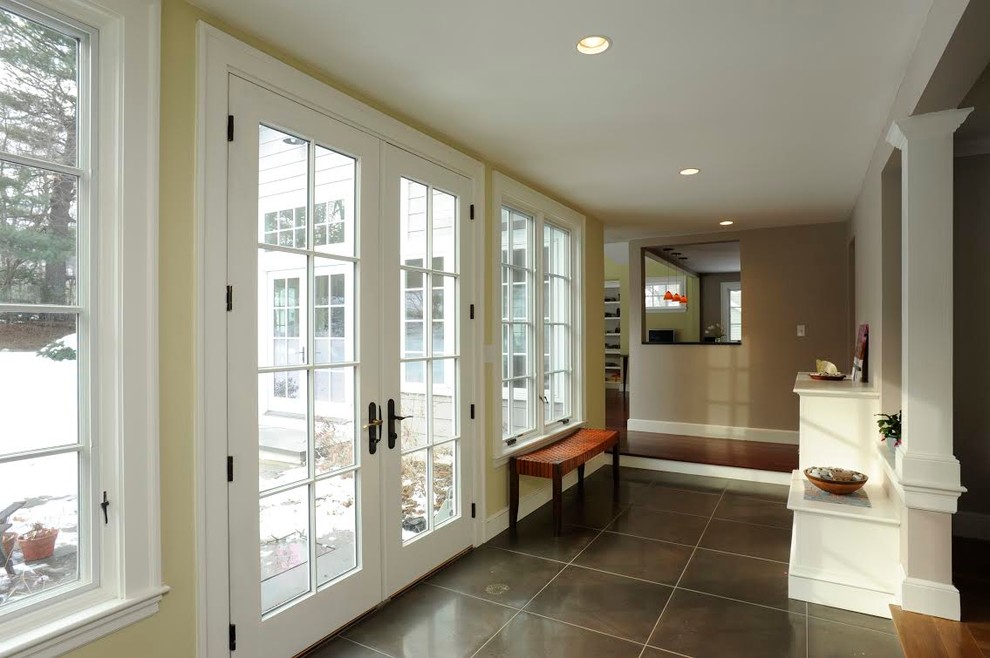 Kleiner Moderner Eingang mit Vestibül, gelber Wandfarbe, Keramikboden, Doppeltür und weißer Haustür in Boston